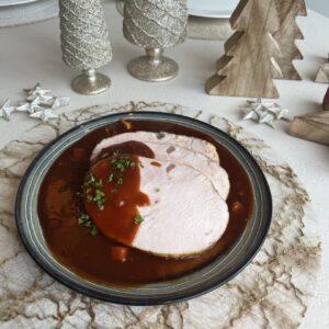 KALKOENFILET MET JACHTSAUS INCL GROENTEMENGEMING