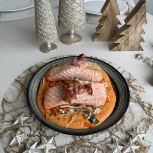 GEBAKKEN ZALMFILET MET FIJNE GROENTJES EN EEN HEERLIJK VISSAUSJE